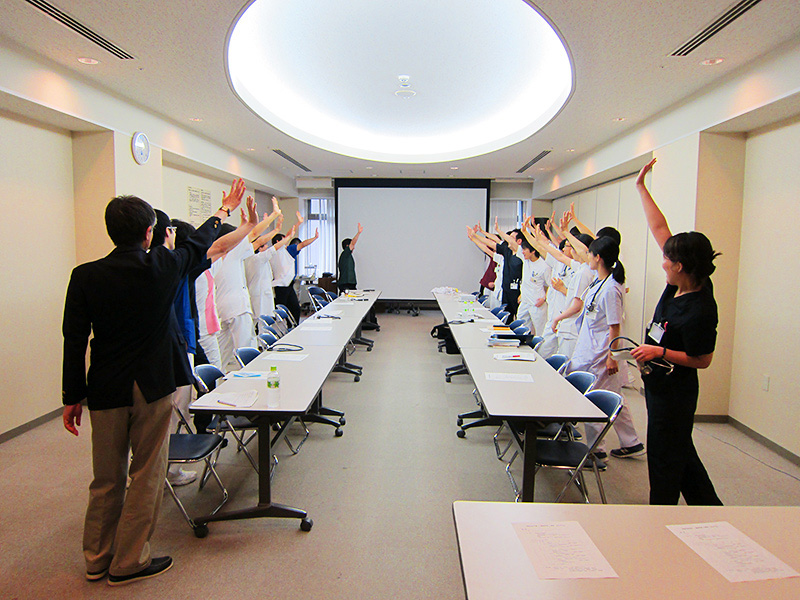 1. 闘魂外来医長の徳田安春先生の号令で闘魂注入!